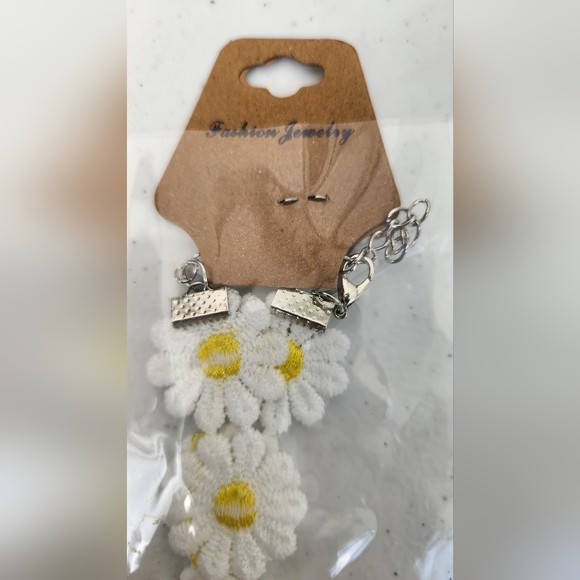 Daisy necklace - Picture 2 of 2